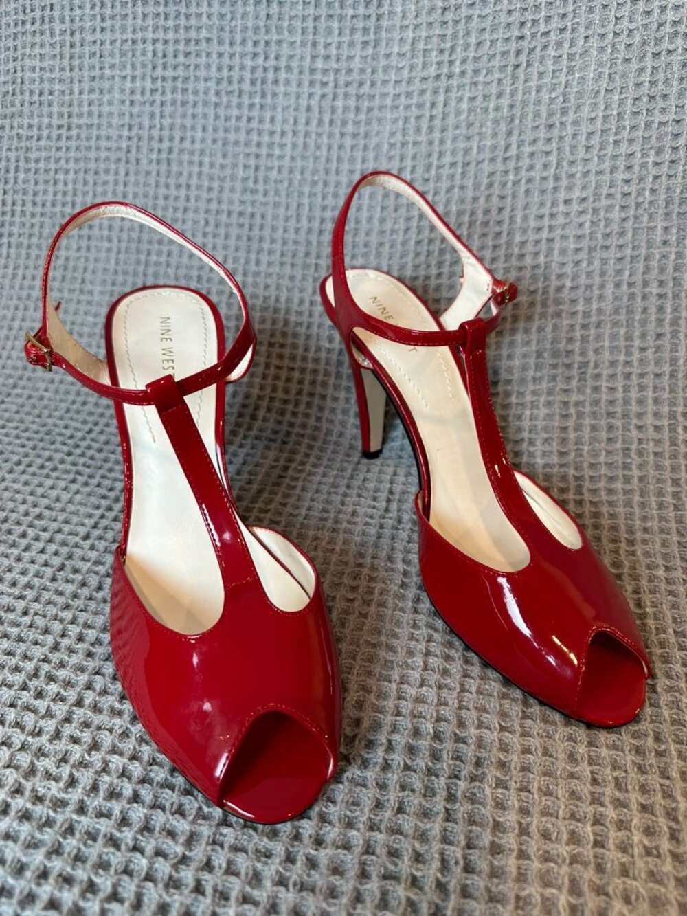 Nine West 10 Red Patent T-Strap Peep Toe Heels NWOB Retro Pinup Rockabilly - Picture 2 of 10